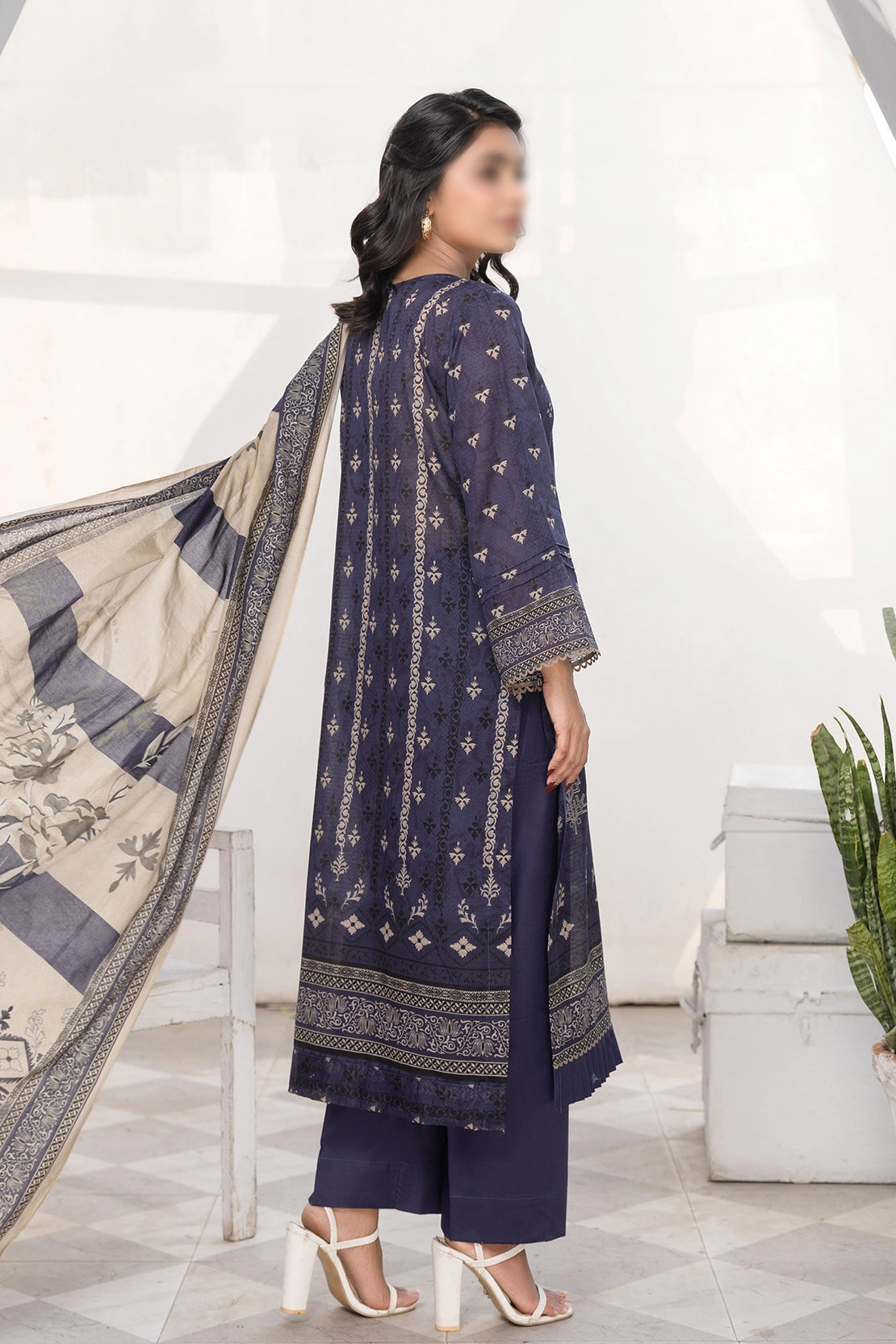 3 Piece - Embroidered Lawn - Jasmine 811